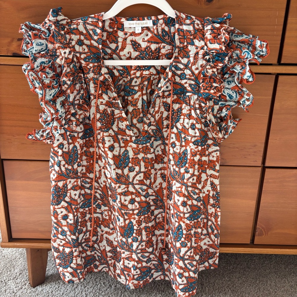 Love the label floral top